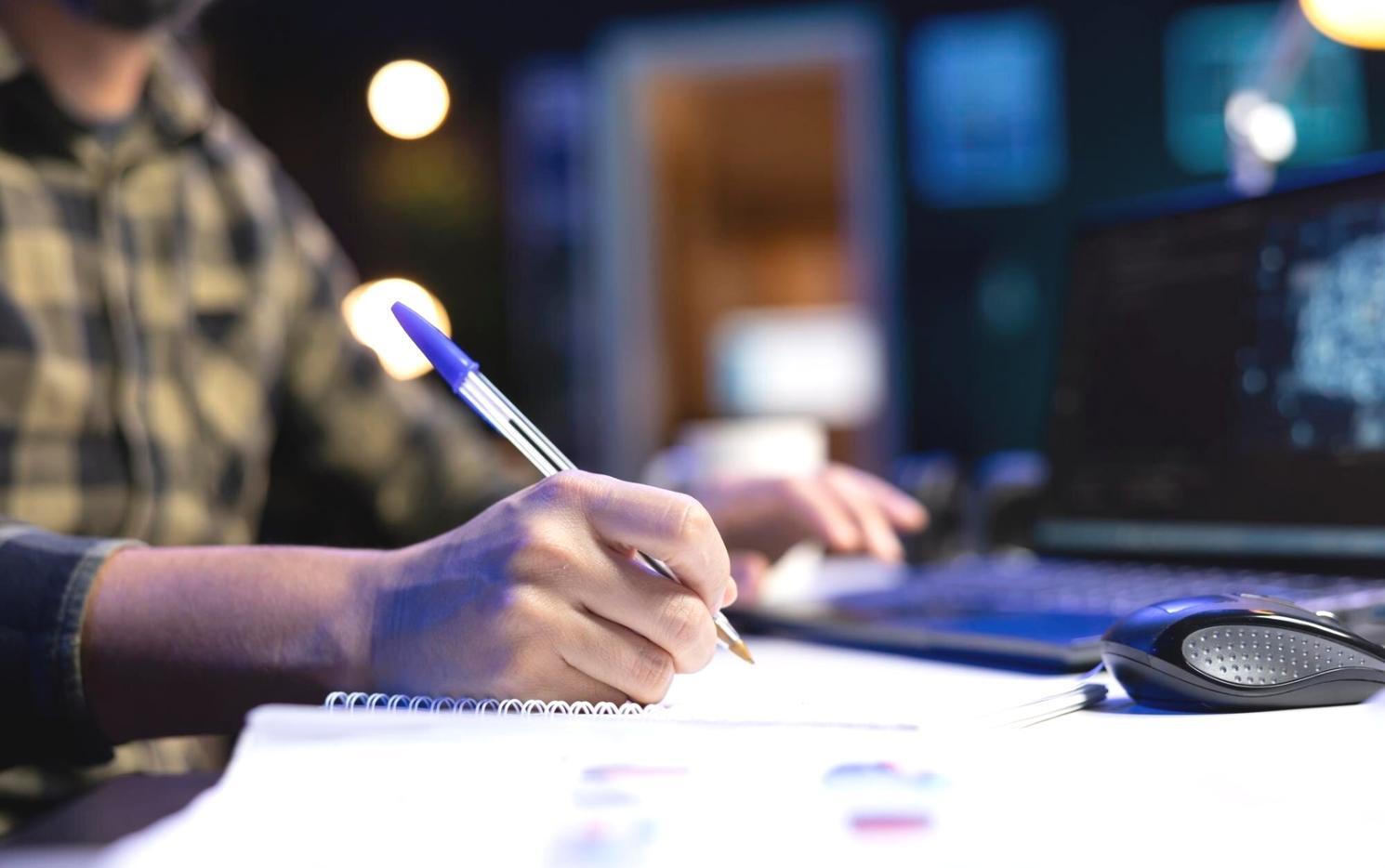 Gruppe diskutiert Designlösungen anhand von Prototypen