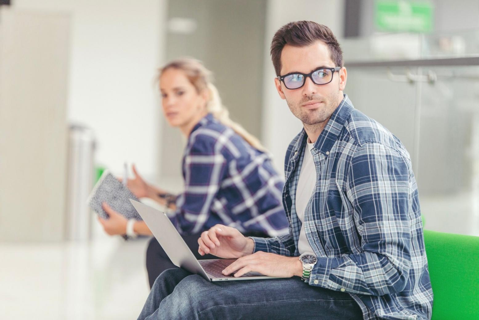 Teilnehmer arbeiten gemeinsam an Webdesign-Projekten in unserem Studio