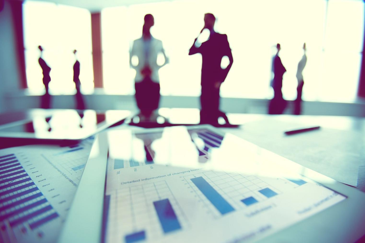 Teilnehmende arbeiten gemeinsam an Webdesign-Projekten